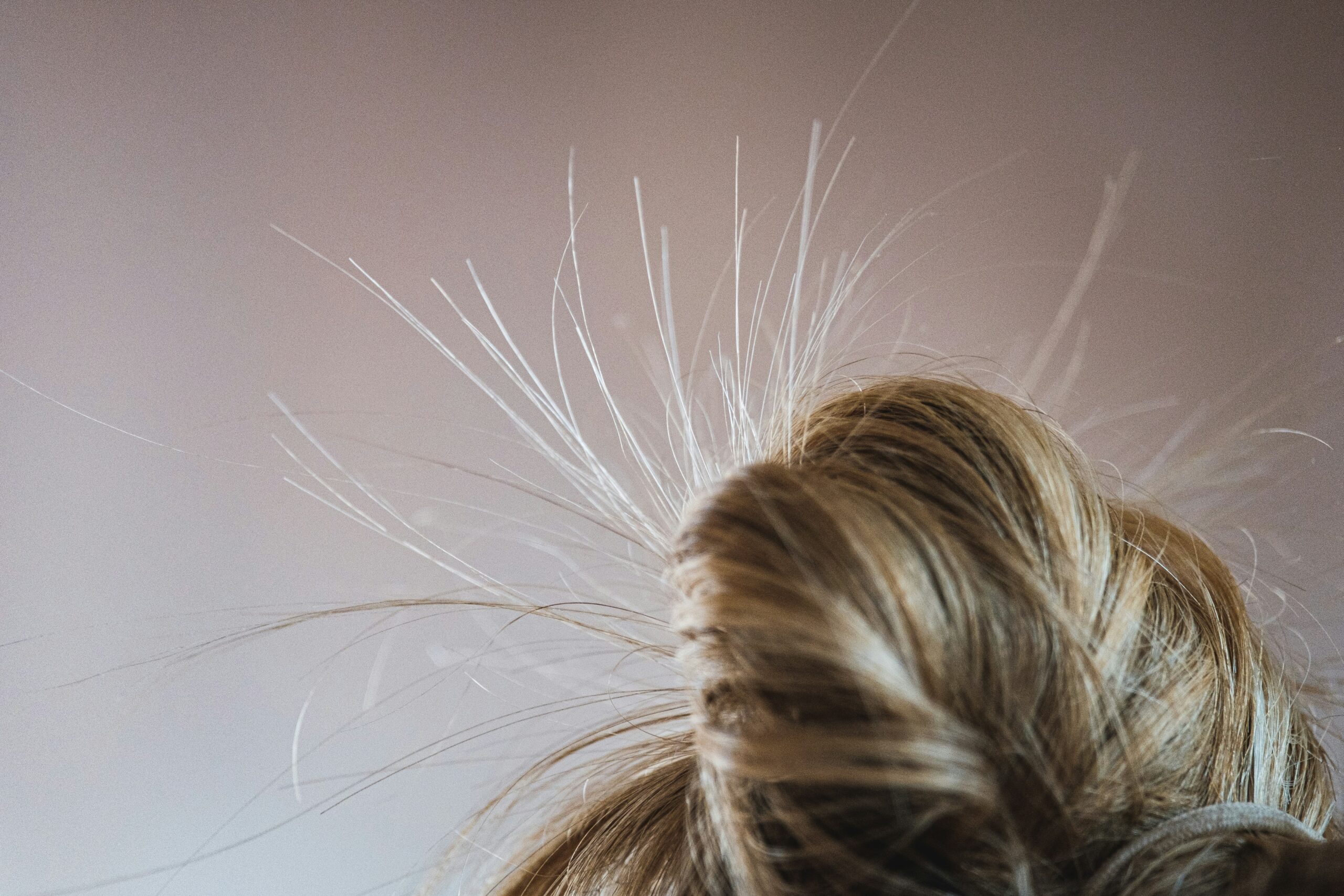 "Soins capillaires : Comment réparer cheveux secs et abîmés"
